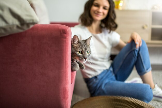 Как помочь кошке пережить стресс от переезда?